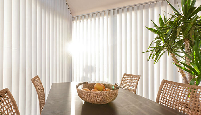 Sonnenschutz mit Lamellen weiße Lamellen