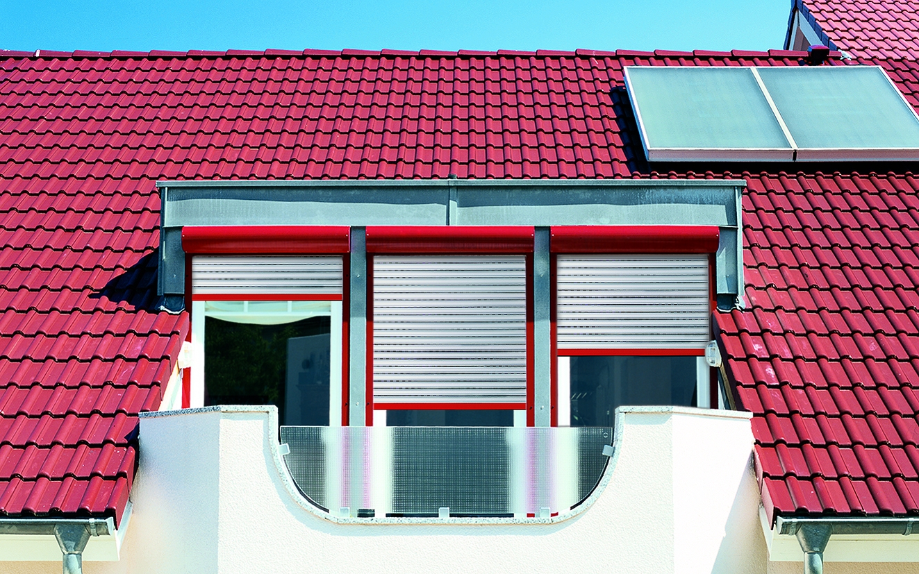 Rollladen reparieren rot-weiße Vorbaurolladen