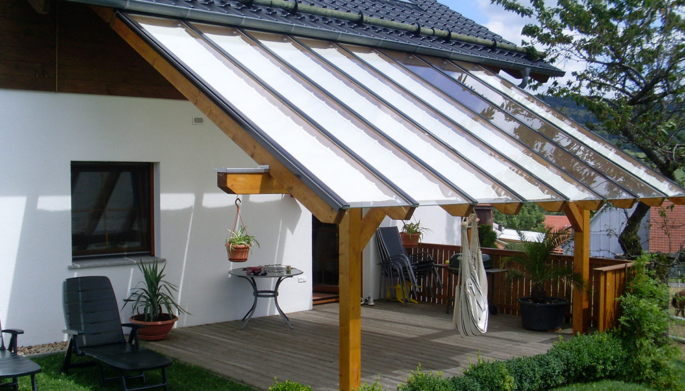 Terrassenüberdachung aus Glas mit Sonnensegel